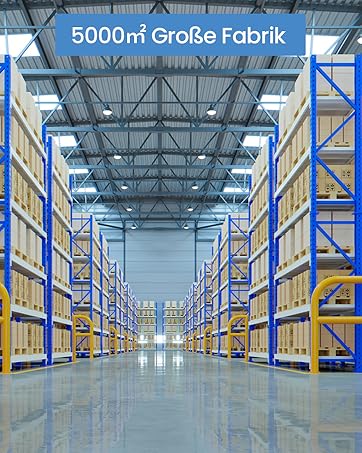 un magazzino con una grande pila di pallet.