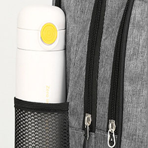 Gros plan d'un contenant ou d'un appareil blanc avec un accent circulaire jaune, montrant un matériau en maille noire et des fermetures à glissière doubles