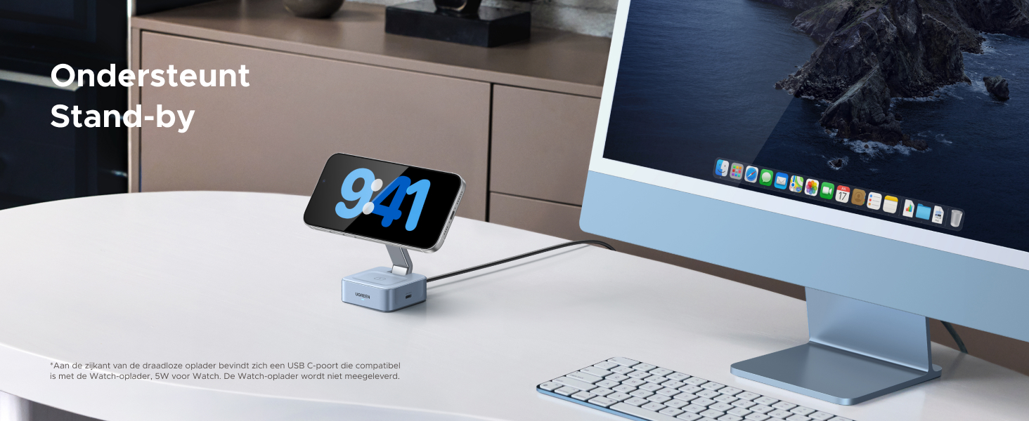 Serie minimalistische werkruimteopstellingen met laptops, toetsenborden en monitoren op schone bureaus. Toont verschillende opstellingen van moderne kantoorapparatuur in neutrale kleurenschema's.