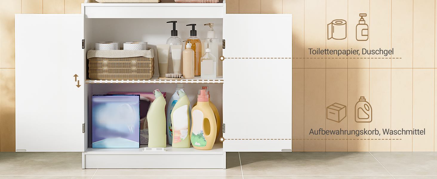 Offener weißer Badezimmerschrank mit zwei Regalen, in denen verschiedene Reinigungsmittel, Toilettenartikel und Haushaltsgegenstände aufbewahrt werden. Die Schranktür verfügt über Staufächer. Illustrierte Etiketten sind an der Wand sichtbar.