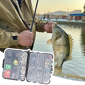 Sequenz, die die Fischereitätigkeit zeigt, mit gefangenem Barsch und einer Gerätebox, in der elektronische Komponenten oder Köder sichtbar sind.