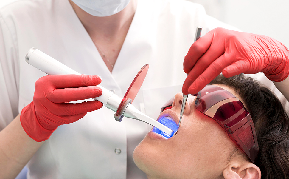 SwiftGrip EN35U burgundy medical-grade nitrile exam gloves are stretchy and felxible. 