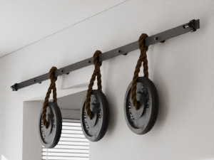 Serie von wandmontierten Kleiderhaken oder Kleiderbügeln im Industriestil mit dunkler Metallkonstruktion mit mehreren Befestigungspunkten.