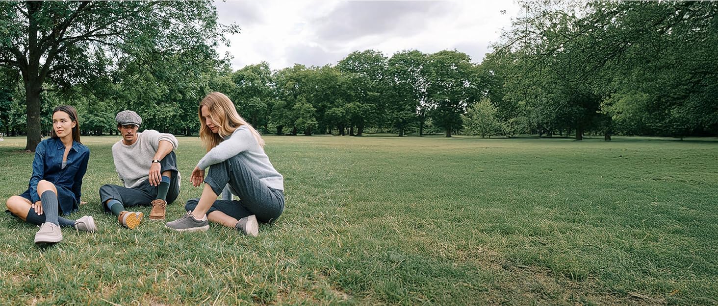 Escena al aire libre que muestra la actividad grupal sobre césped verde con árboles de fondo.