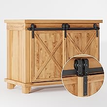 Sideboard aus Holz mit Schiebetüren im Scheunenstil. Natürliche Holzoberfläche. Nahaufnahme der schwarzen Schiebetürbeschläge aus Metall in der unteren rechten Ecke