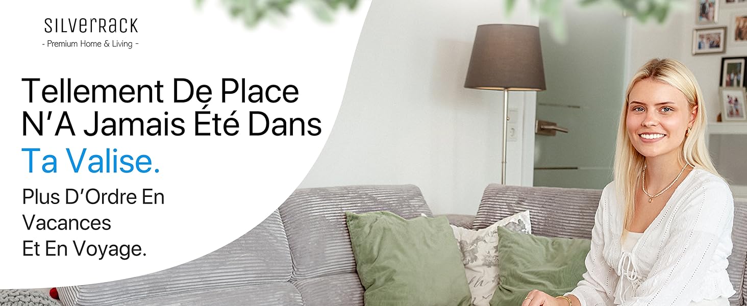 Le texte se lit comme suit : « Tellement De Place Plus O'ordre En », « Ta Valise », « SILVERPICK », « Vacances et En Voyage ». Scène de salon intérieur avec mobilier.