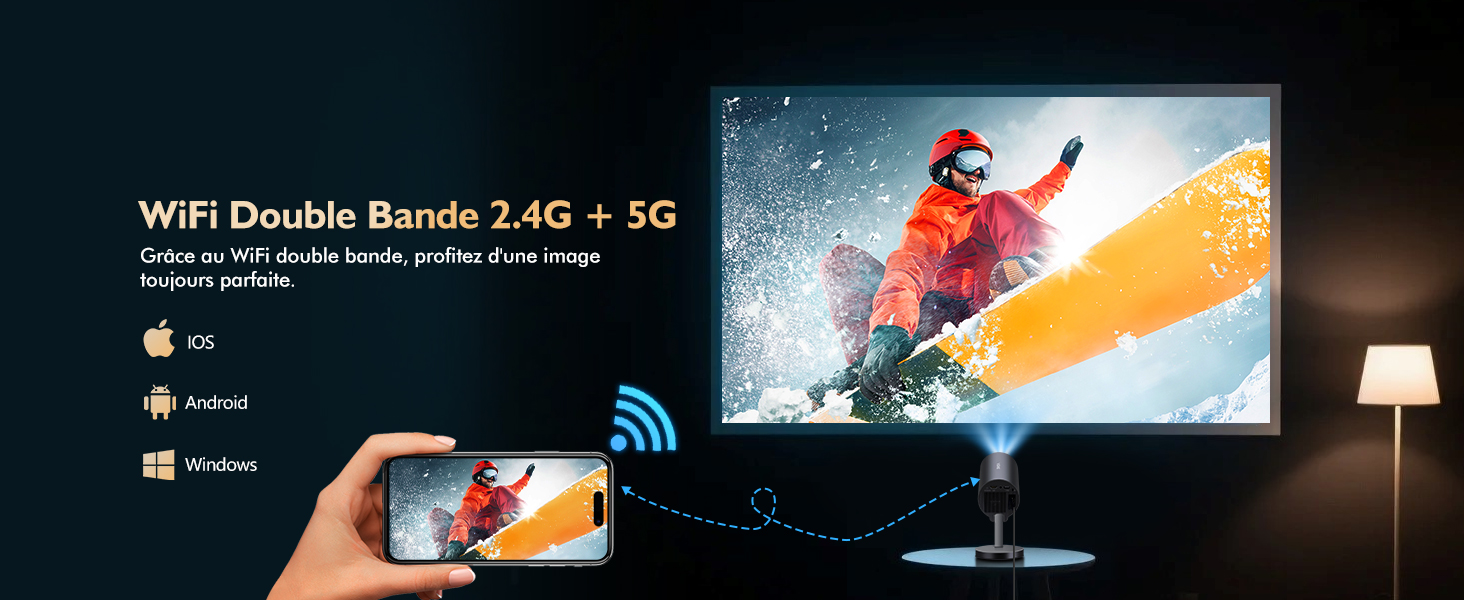 montrant le contenu de l'écran d'un smartphone reflété sur un grand écran de télévision avec des images de snowboard