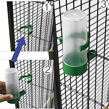 Haustierwasserflasche für Drahtkäfige. Durchsichtiger zylindrischer Behälter mit grünem Boden und Düse. Das dreiteilige Bild zeigt den Füll- und Befestigungsvorgang.