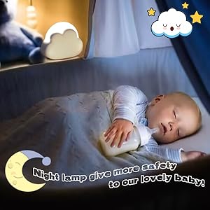 un bébé qui dort dans un berceau avec un biberon dedans.