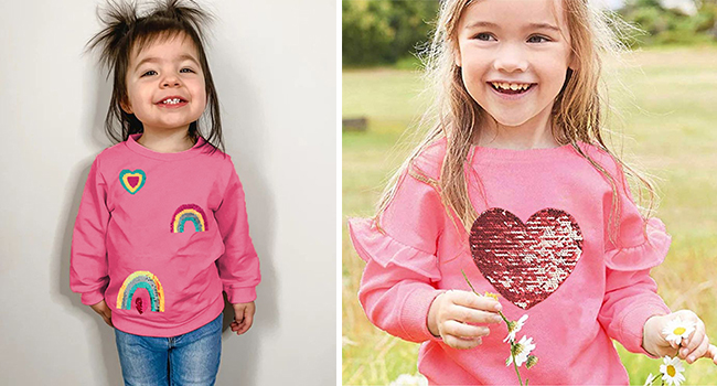 Rosafarbene Langarmshirts für Kinder mit farbenfrohen Grafikdesigns. Eines zeigt Regenbogen- und Herzmotive, das andere ein paillettenbesetztes