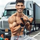 Ein LKW-Fahrer, der mit Trainingsbändern übt.