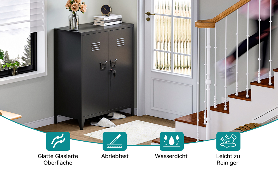 Dunkler Metallschrank in häuslicher Umgebung in der Nähe von Treppen. Die Symbole weisen auf Merkmale hin: übersichtliche Oberfläche, abriebfest, wasserfest und