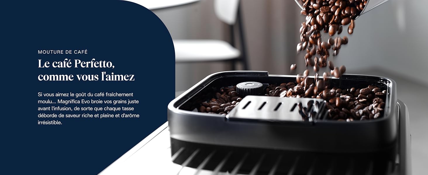 Le texte se lit comme suit : « Le café Perfetto, comme vous l'aimez ». Plan rapproché de grains de café tombant dans un récipient ou un moulin sombre sur fond bleu marine.