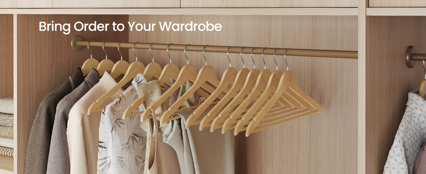 Rendezett, fából készült szekrénybelső, több, rúdra helyezett fa fogassal, amelyeken különféle világos színű ruhadarabok hevernek.