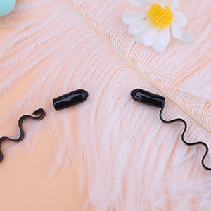 Elastisches gewelltes Haarband mit Federwellen.