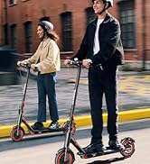 Secuencia que muestra el scooter eléctrico en uso en una acera urbana, que demuestra la posición de conducción y el movimiento en varios cuadros contra el telón de fondo de un edificio de ladrillo.