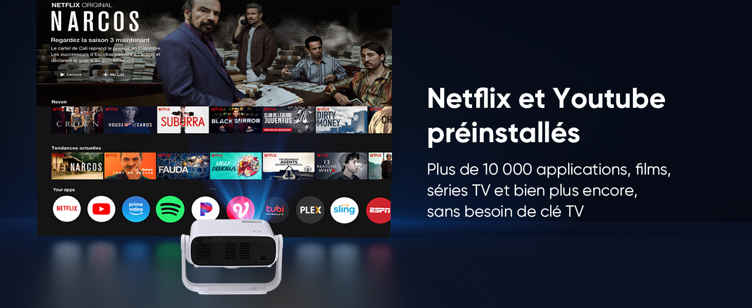 Plans rapprochés d'ongles avec une couleur de base rose pastel et de petits éléments décoratifs floraux.