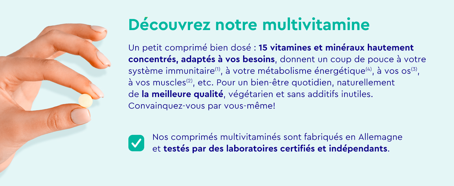 Main tenant une petite pilule ou un comprimé blanc sur fond bleu avec un texte en français décrivant un supplément multivitaminique contenant 15 vitamines et minéraux