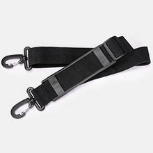 Schwarzer, verstellbarer Schultergurt mit Metallhaken an beiden Enden, geeignet für Taschen oder Ausrüstung. Für mehr Komfort verfügt der Riemen über einen gepolsterten Bereich.