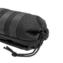 Bolso o bolsita cilíndrica negra con cordón con superficie texturizada y cierre de cordón visible sobre un fondo blanco