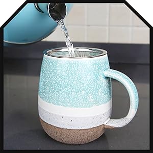 verser de l'eau dans une tasse