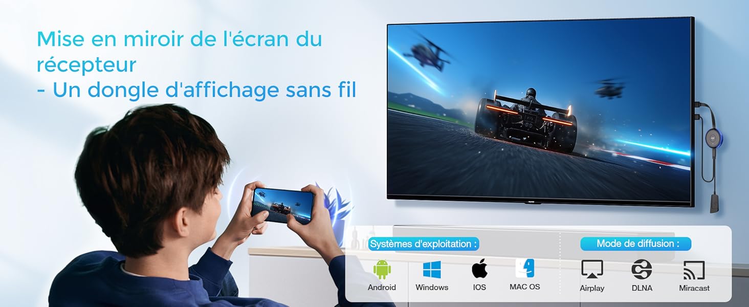 Démonstration de mise en miroir d'écran. Personne tenant un smartphone, téléviseur affichant le navire dans la scène de bataille. Les icônes indiquent la compatibilité avec différents appareils et systèmes d'exploitation.