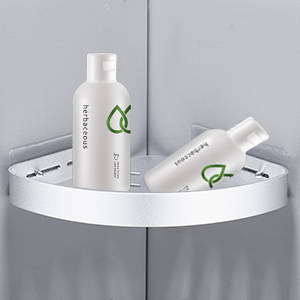 une étagère avec deux bouteilles de shampoing et une bouteille de shampoing