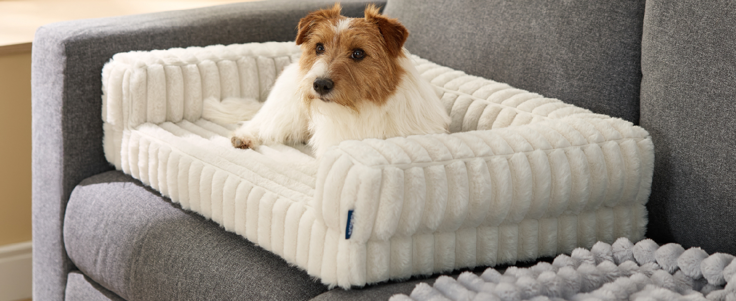 Orthopädisches Kissen oder Memory-Foam-Kissen in weißer Farbe mit gerippter Textur. Mehrere Ansichten zeigen das ergonomische Design und die konturierte Oberfläche des Kissens.