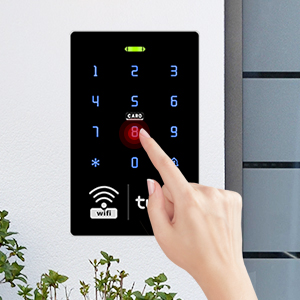 صفحه کلید لمسی مشکی با اعداد آبی روشن 0 تا 9، نماد WiFi و انگشتی که یکی از کلیدها را فشار میدهد.