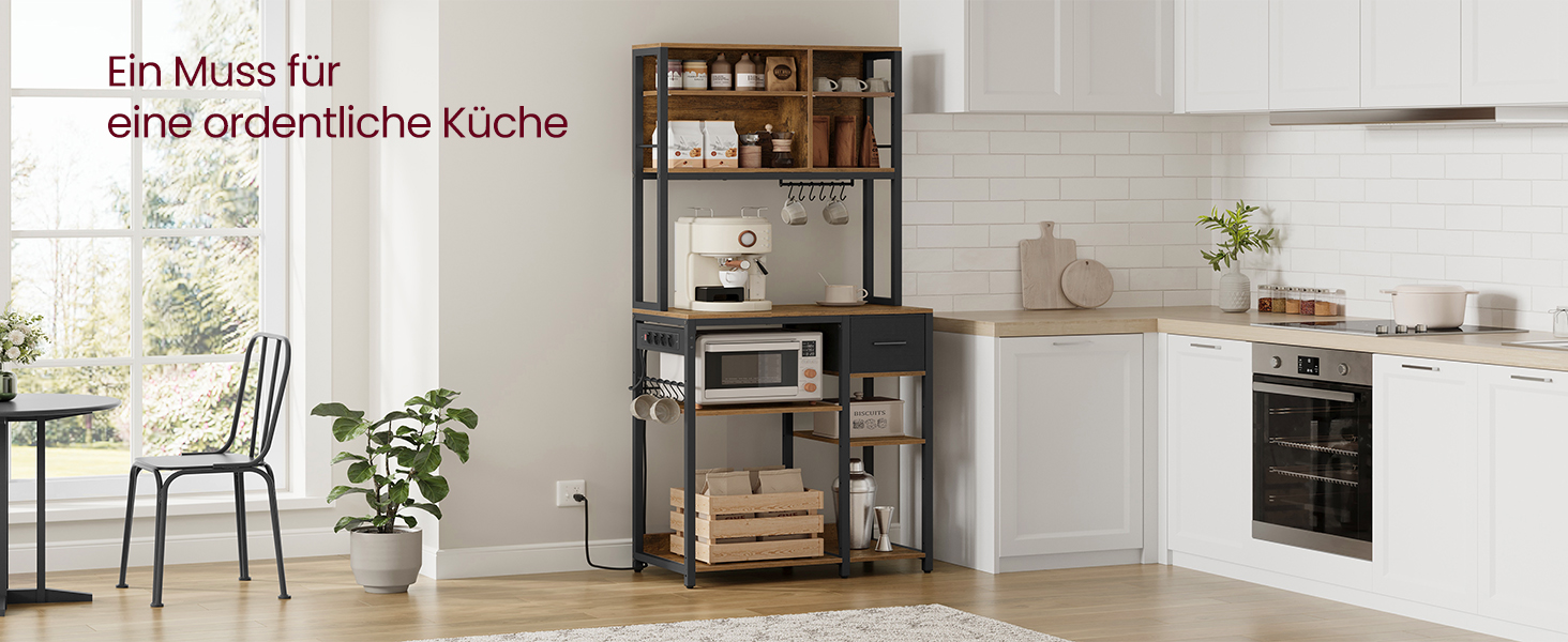 Konyhabelső fehér szekrényekkel, fa munkalapokkal és fekete fém polcokkal. Nyitott alaprajz modern gépekkel és természetes fénnyel.