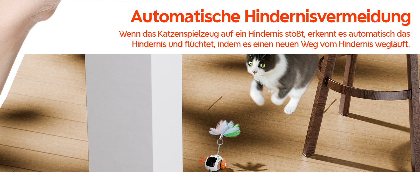Geteilte Ansicht, die Hartholzböden mit einer Katze und einem kleinen blauen Objekt in einem Panel zeigt, mit deutschem Text über automatische Hinderungsvermeidung oben
