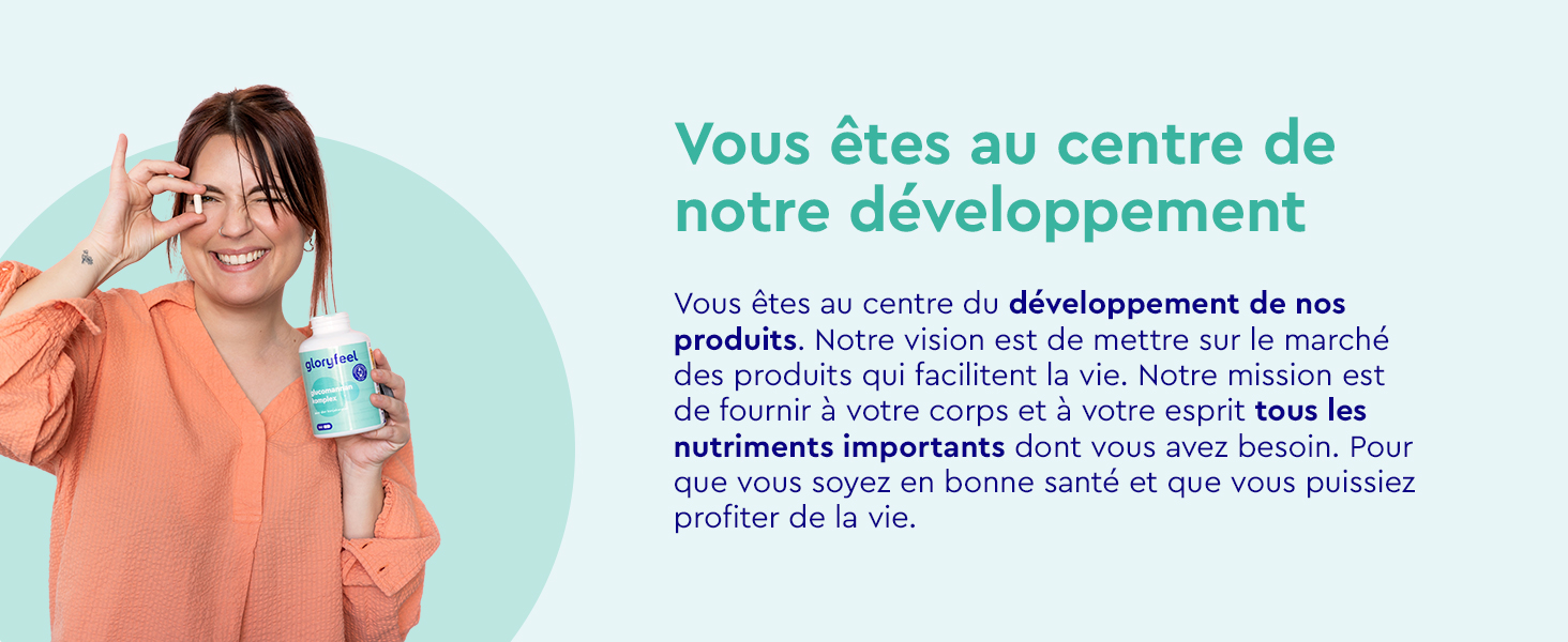 Femme en pull orange tenant une petite bouteille bleue, faisant un geste « OK » près de l'œil. Fond de texte turquoise avec message en français sur le développement de produits et la nutrition.