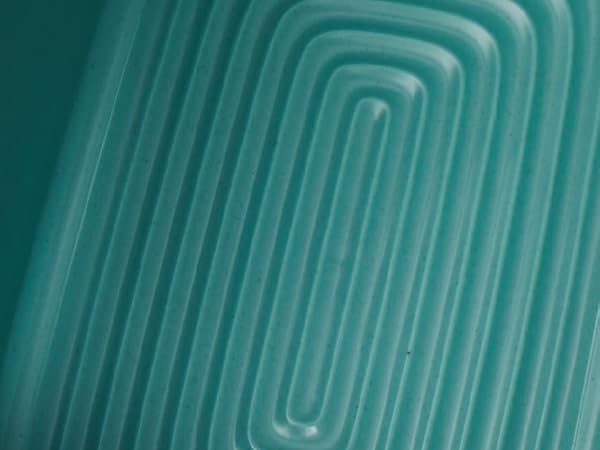 Ribbed bottom and non-airtight lid provides ventilation for freshly baked bread.