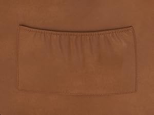 Nahaufnahme einer braunen Stoffoberfläche, auf die eine sichtbare rechteckige Tasche oder Klappe aufgenäht