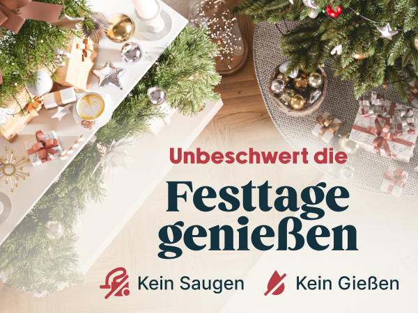 Weihnachtsbaum mit Dekorationen und Geschenken auf einem Tisch. Text auf Deutsch bedeutet „Genieß die Feiertage“ mit Symbolen für „Kein Staubsaugen“ und „Kein Gießen