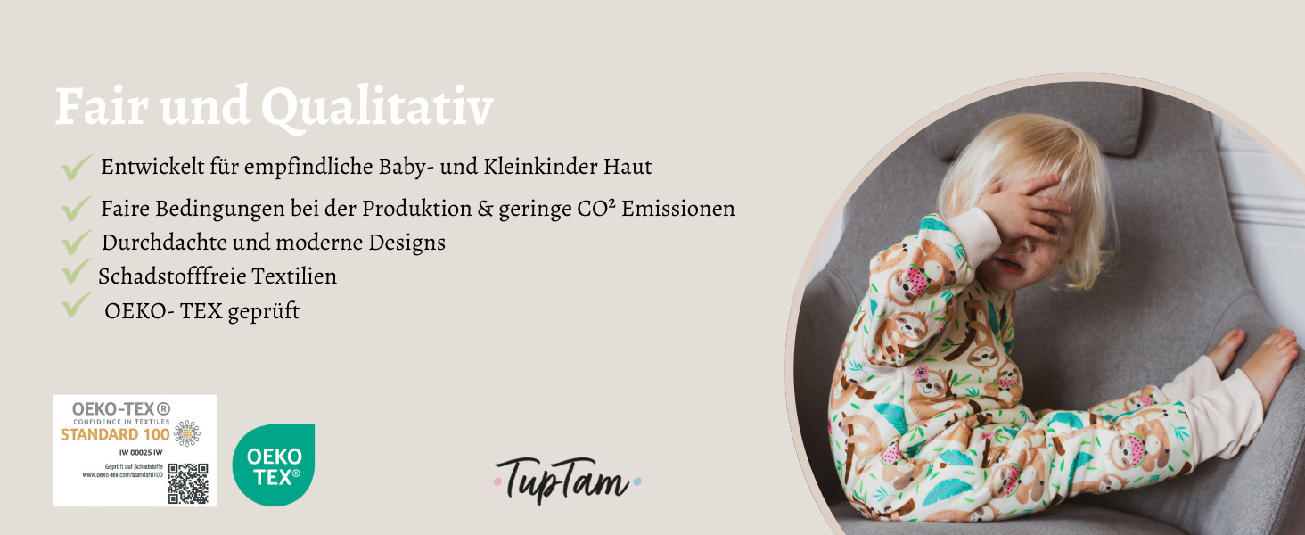 Baby in geblümtem Einteiler sitzt auf grauem Stuhl. Der Text beschreibt das Produkt als fair, qualitativ und für empfindliche Haut geeignet. Das OEKO-TEX-Zertifizierungslogo