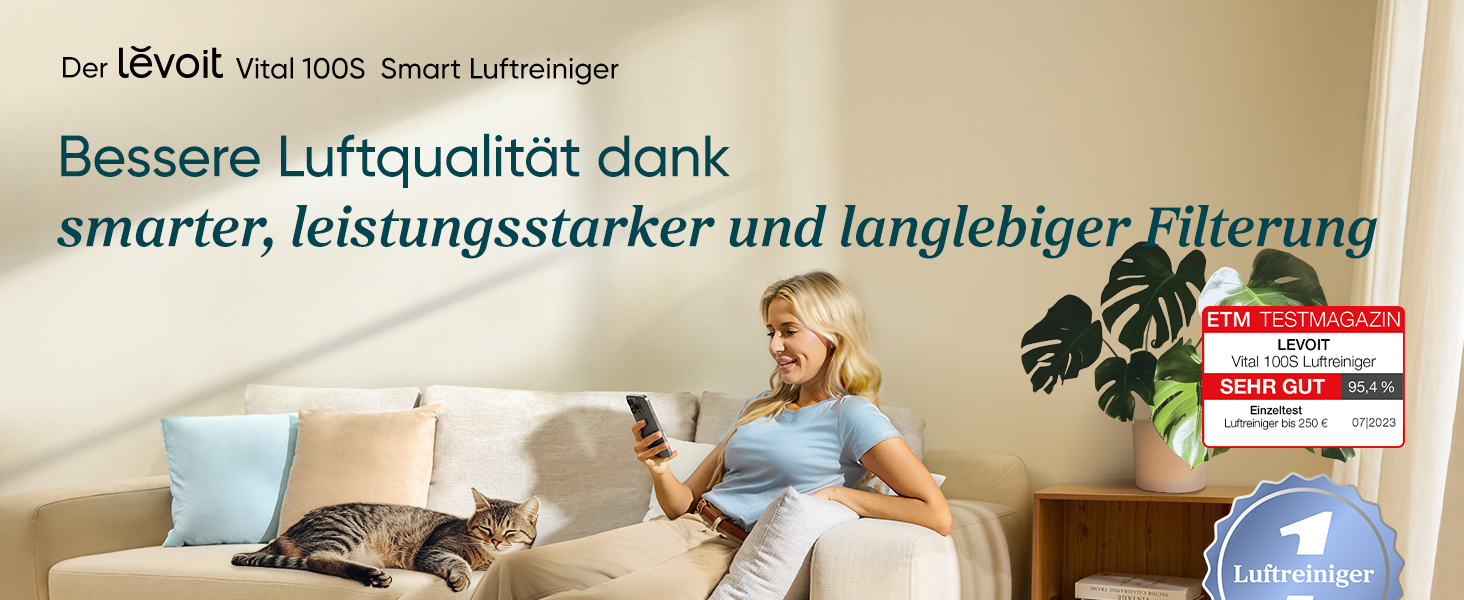 Der Text lautet „be URVIK“ und „Bessere Luftqualität dank intelligenter, leistungsstärker und langlebiger Filterung“. Inneneinrichtung mit Couch und Zimmerpflanzen bei Tageslicht.