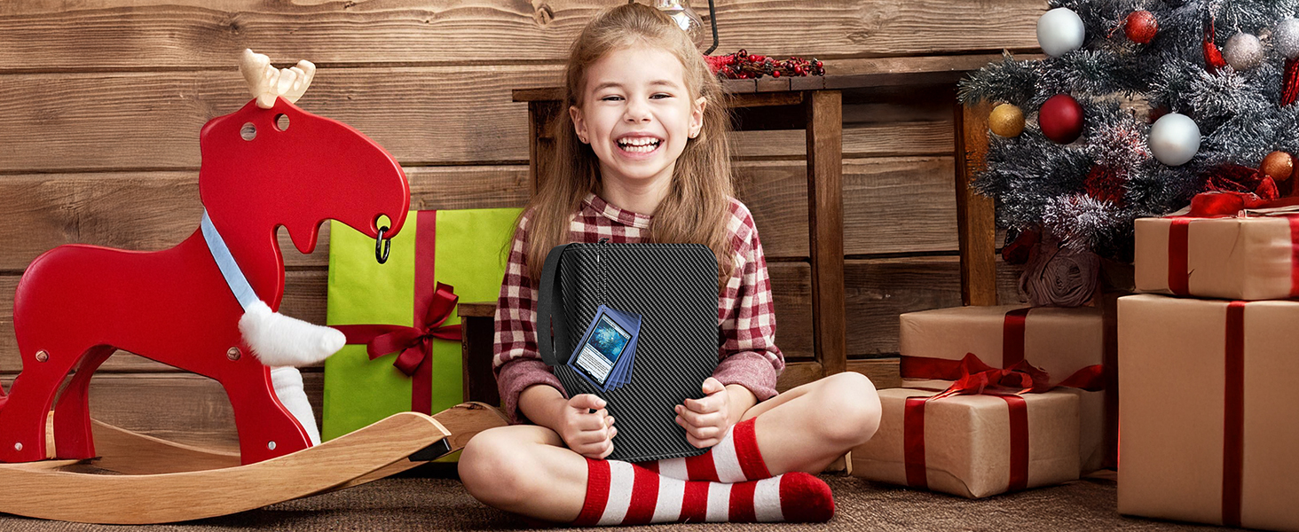 une jeune fille assise par terre avec un téléphone portable.