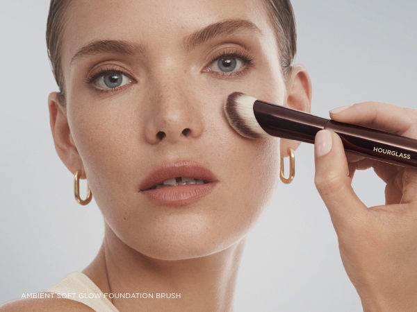 アワーグラス アンビエント ソフトグロウファンデーションブラシ Amazon.com: Hourglass Ambient Soft Glow Foundation Brush