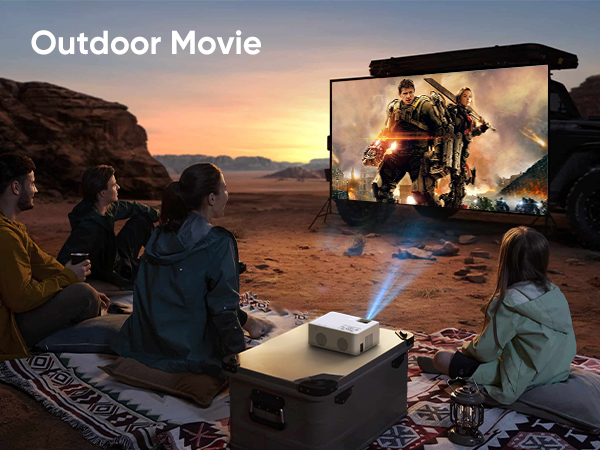 Filmvorführung im Freien mit tragbarem Projektor und Leinwand, auf der Filmwiedergabe vor der Wüstenlandschaft bei Sonnenuntergang gezeigt wird.