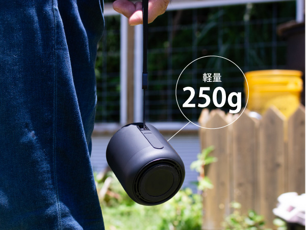 FunLogy Portable Mini 片手サイズのシンプルなボディ。 ストラップが付いているので、気軽に持ち運べます。