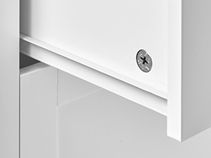 Közeli kép egy fehér bútor sarokillesztéséről, amelyen látható egy csavar. A képen egy polcnak vagy szekrénynek tűnő tárgy tiszta, precíz élei láthatók.