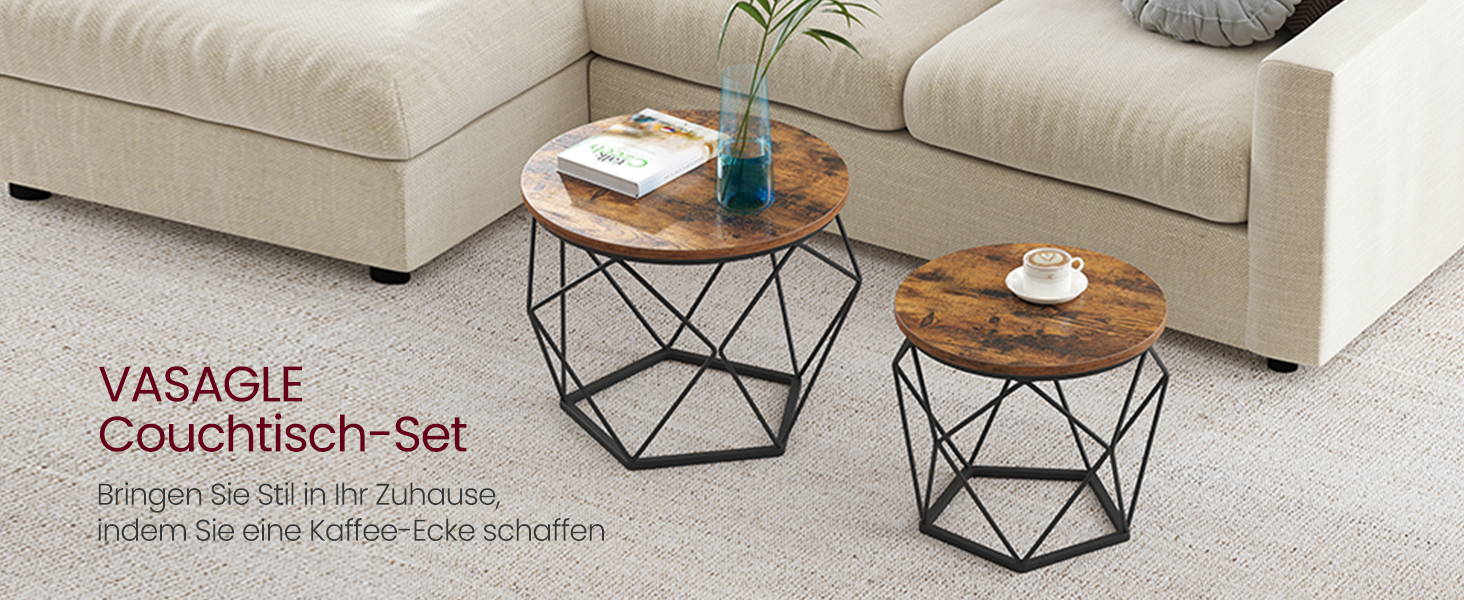 Két hatszögletű kisasztal fa tetejjel és fekete fém drótvázzal. Egy bézs kanapé elé helyezve, amelyen dísztárgyak vannak elrendezve.