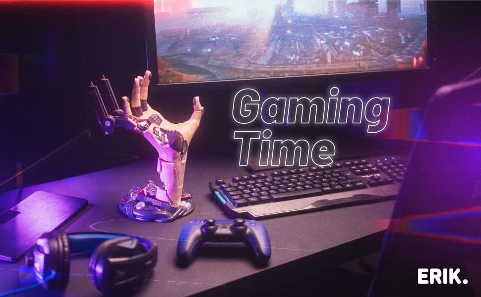 Le texte se lit comme suit : « Gaming Time » et « ERIK ». Configuration de jeu avec éclairage ambiant violet, montrant l'écran de l'ordinateur, la manette de jeu et les périphériques.