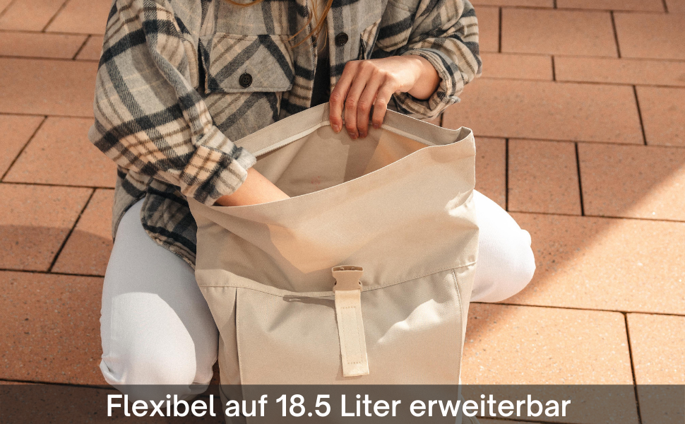 Beige uitbreidbare draagtas met hengsels, afgebeeld terwijl deze open wordt gehouden. De tekst geeft aan dat het uitbreidbaar is tot een inhoud van 18,5 liter