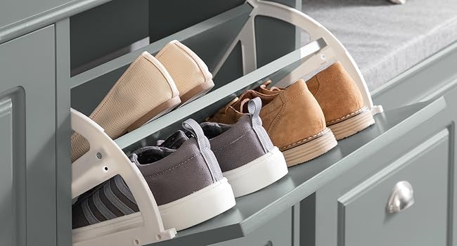 instalado en un armario gris. En el estante se muestran varios pares de zapatos casuales en colores beige, gris y marrón