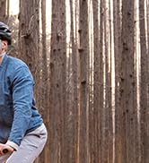 un hombre en bicicleta por un bosque