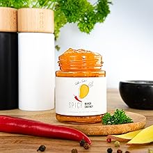 Mango Chutney auf Holzplatte