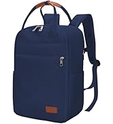 Mochila minimalista de color azul marino con parche decorativo en piel marrón, con tirantes acolchados y bolsillo frontal con cremallera y tirador metálico.
