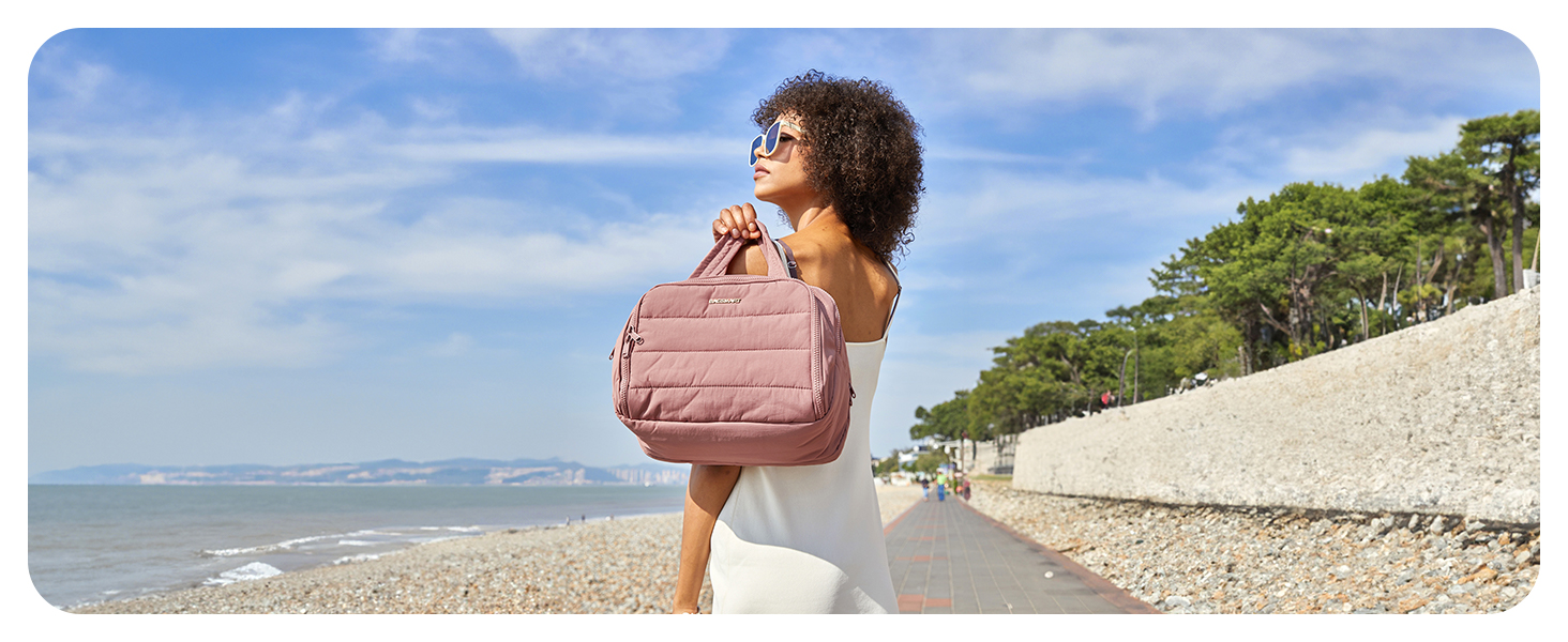 Série d'images montrant quelqu'un qui fait des bulles sur une plage avec un ciel bleu et un fond d'océan. Baguette à bulles rose visible.